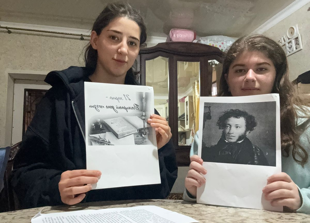 Психолог отдела семьи, Ибрагимова Асият провела беседу со своей подопечной Тоноян М., посвященную Всемирному дню поэзии.